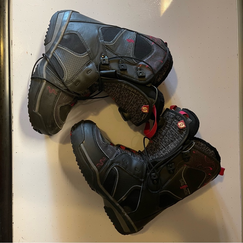 Woman’s size 7 ivy Salomon snowboard boots, great condition